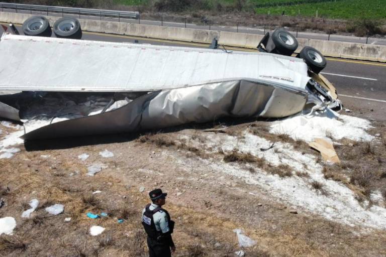 Vuelca tráiler cargado de azúcar tras choque en la autopista Mazatlán-Culiacán; se desata rapiña