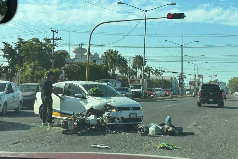 Motociclista resulta con lesiones de gravedad tras impactarse contra auto en Mazatlán