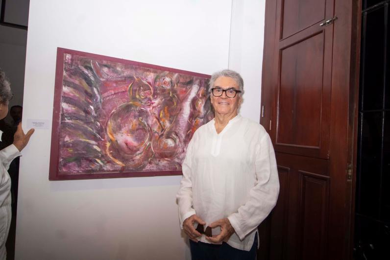 $!Héctor Monge con una de sus obras.