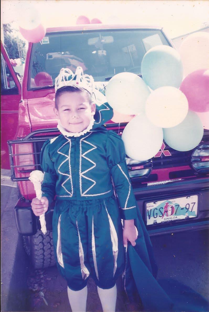 $!Mickey de pequeña en un recorrido como reina.