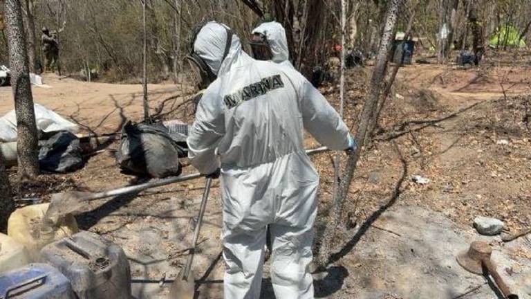 Elementos de la Secretaría de Marina y la FGR destruyeron un laboratorio clandestino de metanfetamina en Las Juntas, Mocorito.