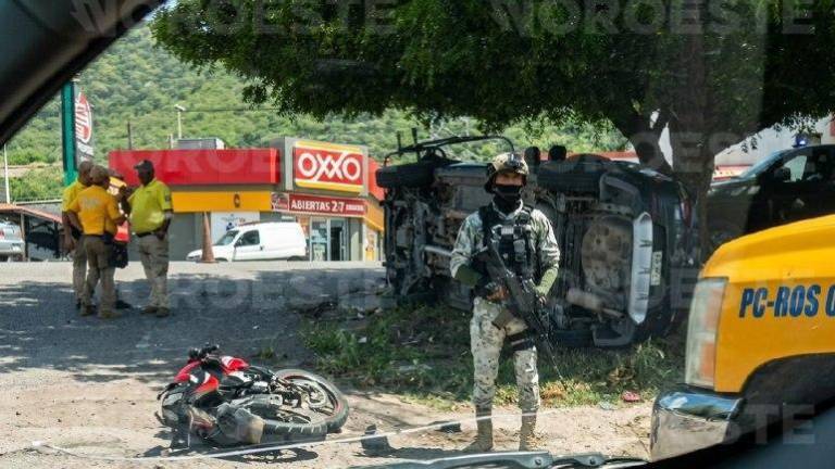 Dos personas resultaron heridas tras chocar sus vehículos sobre la carretera México 15, en Rosario.