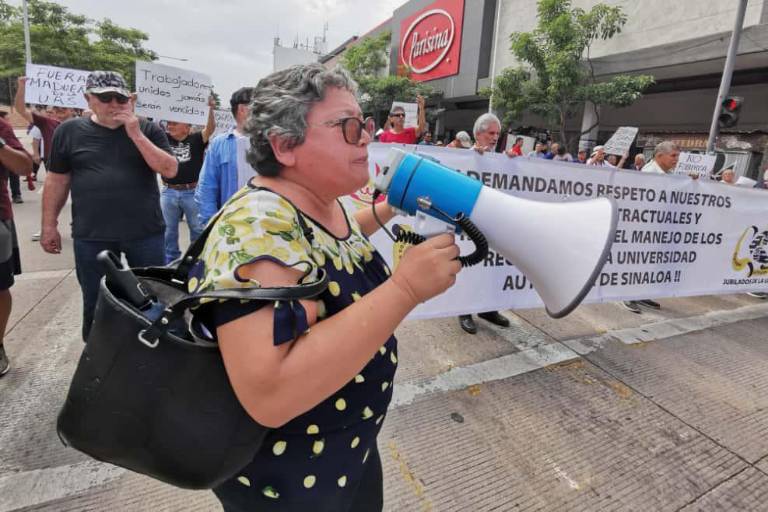 Llevan jubilados de la UAS manifestación a la avenida Obregón en Culiacán