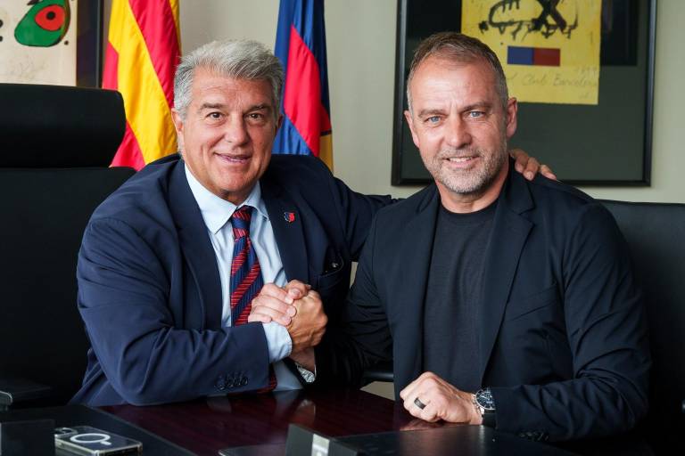 Hansi Flick renueva con el Barcelona tras una temporada histórica