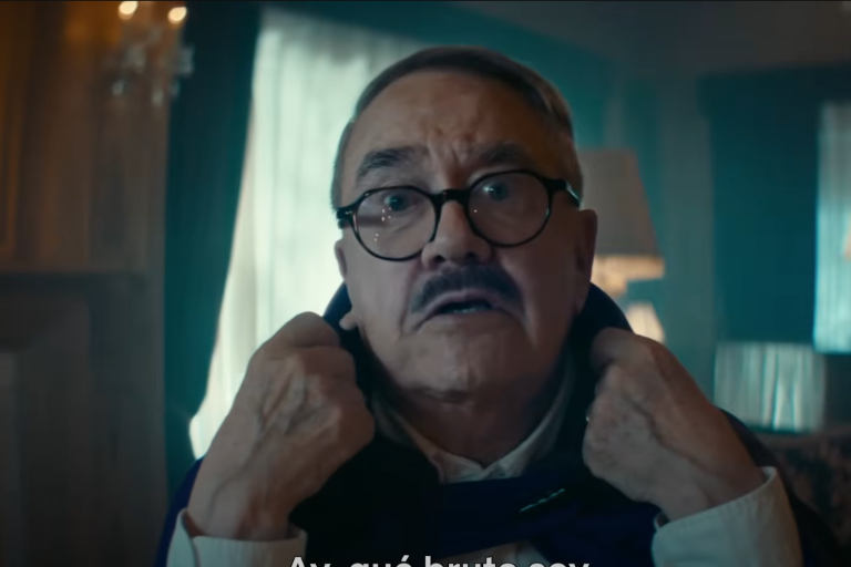 Promueve Pedrito Sola, segunda temporada de ‘Merlina’ en Amazon, pero es en Netflix