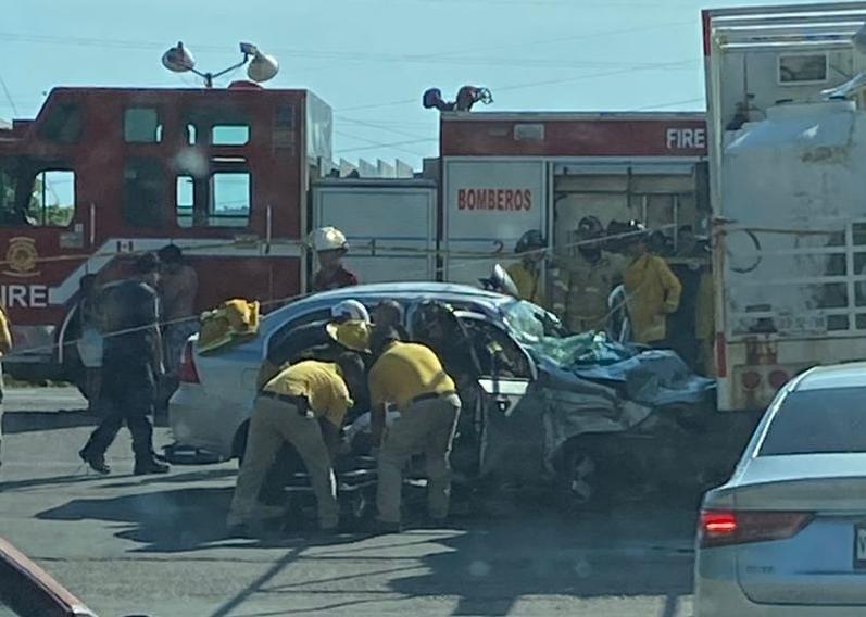 $!Conductor queda prensado tras chocar contra camión en Mazatlán