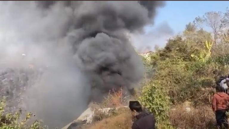 A su caída, el avión de Yeti Airlines terminó en llamas.