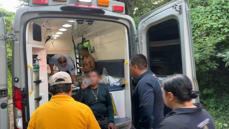 Personal de la Secretaría de Marina auxilió a personas afectadas por picaduras de abejas en la zona rural de Mazatlán.