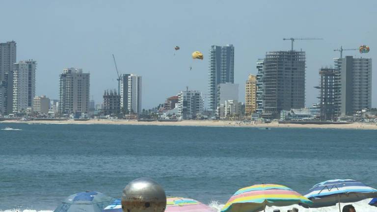 En la imagen se pueden ver las torres en construcción que se encuentran detenidas.