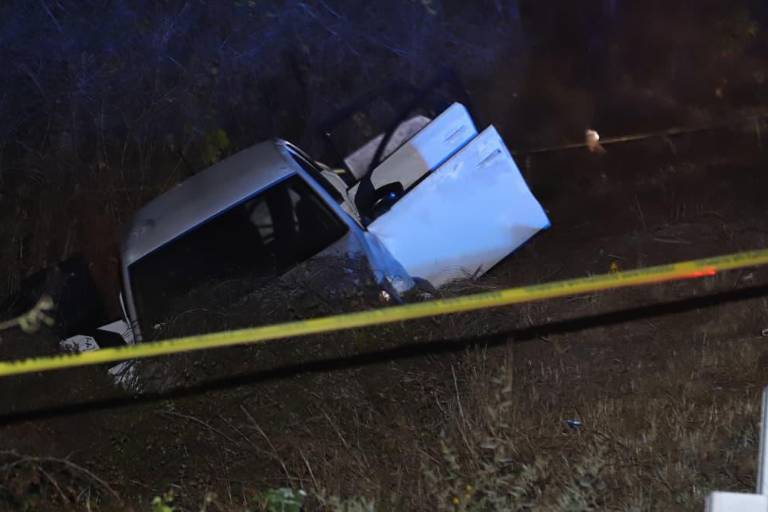El vehículo Volkswagen Vento quedó sobre la autopista Mazatlán-Culiacán, donde fue localizada una mujer sin vida.