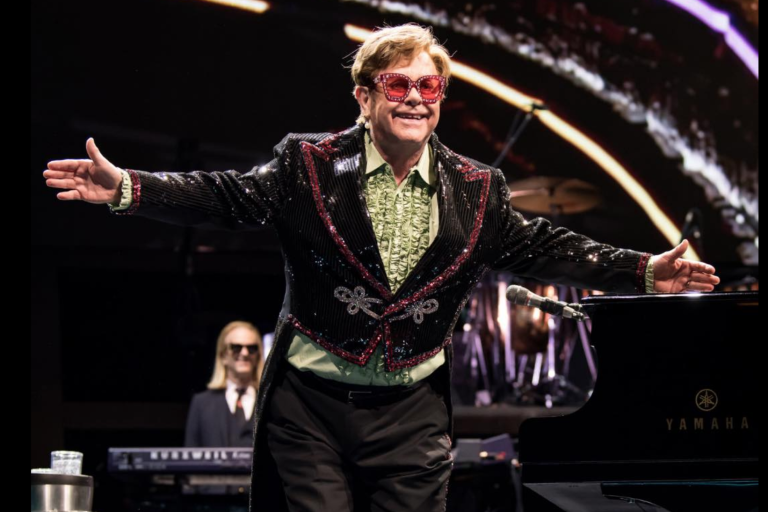 Hospitalizan a Elton John de emergencia