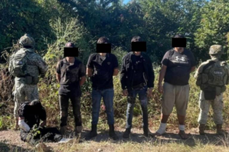 Elementos castrenses detuvieron a cinco hombres y decomisaron armamento y vehículos tras el enfrentamiento en Ojo de Agua de Osuna, Rosario.