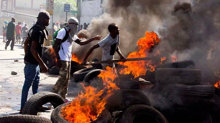 Azotan violentas protestas en Haití tras vencer el plazo a Henry para ceder el poder