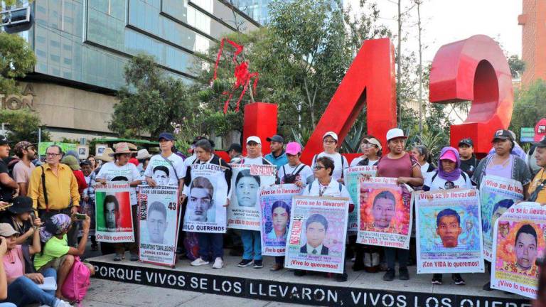 Marcha de Ayotzinapa al llegar al anti monumento en Paseo de la Reforma, en la Ciudad de México.