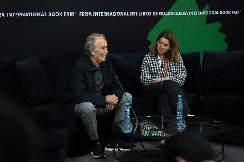 $!El cantautor estuvo acompañado por Anna Guitart, comisaria de la delegación de Barcelona, ciudad Invitada de Honor.