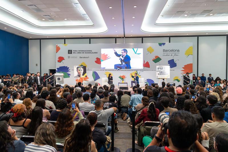 $!La charla se llevó a cabo en el auditorio Juan Rulfo que estuvo lleno.