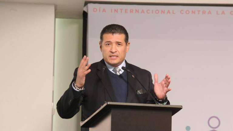 Fue el Comisionado Adrián Alcalá Méndez quien presentó la ponencia del caso de la Conaliteg.