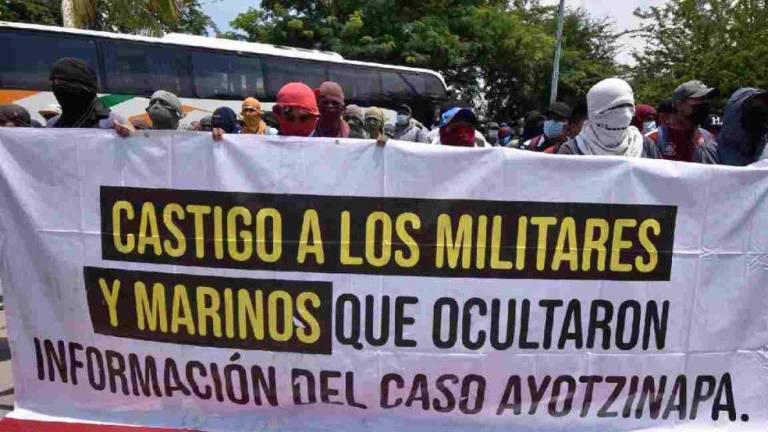 Estudiantes exigen justicia por la desaparición de los 43 de Ayotzinapa.