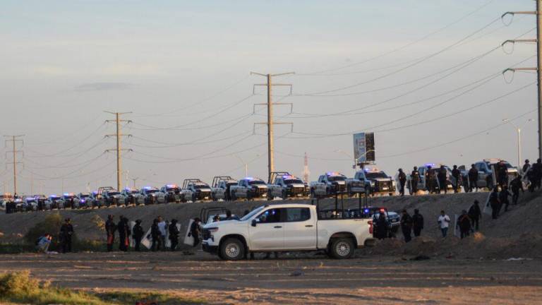 Agentes de la policía de Ciudad Juárez en el operativo de contención desplegado junto con el INM en el bordo del río Bravo.
