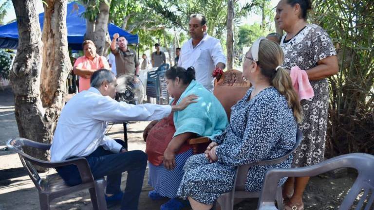 El Alcalde de Ahome acudió al funeral del joven pescador Natanael.