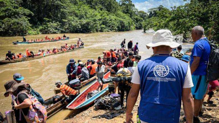 Personas migrantes desembarcan en el río Chucunaque tras haber cruzado la selva de Darién entre Colombia y Panamá.