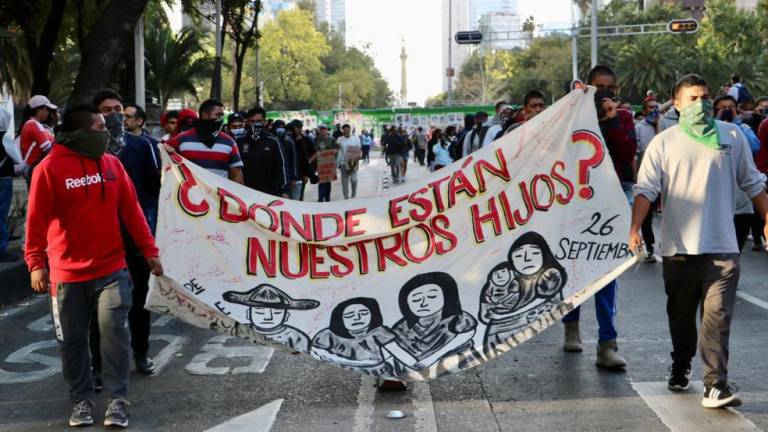 Los padres de los normalistas exigieron que el Ejército entregue toda la información relativa al caso Ayotzinapa.