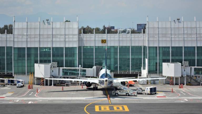 La AFAC justificó el establecimiento de un nuevo tope, a sólo 43 operaciones de despegue y aterrizaje por hora en el AICM.