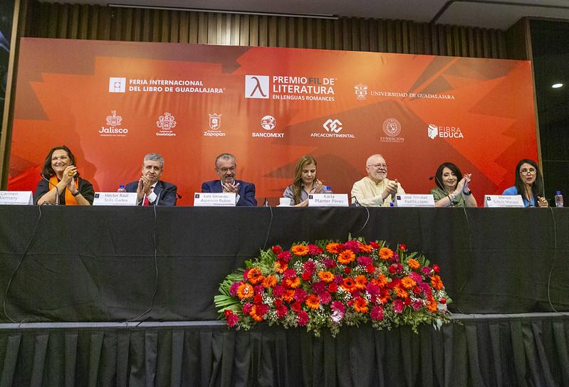 $!Autoridades de la FIL, la Universidad de Guadalajara y funcionarios, presidieron el acto.