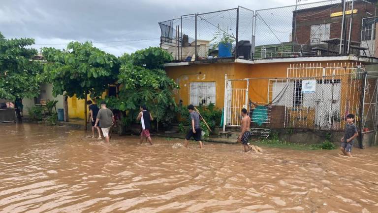 Debido a las lluvias que se intensificaron este lunes, el arroyo Jabalines en Mazatlán se desbordó en algunos sectores.