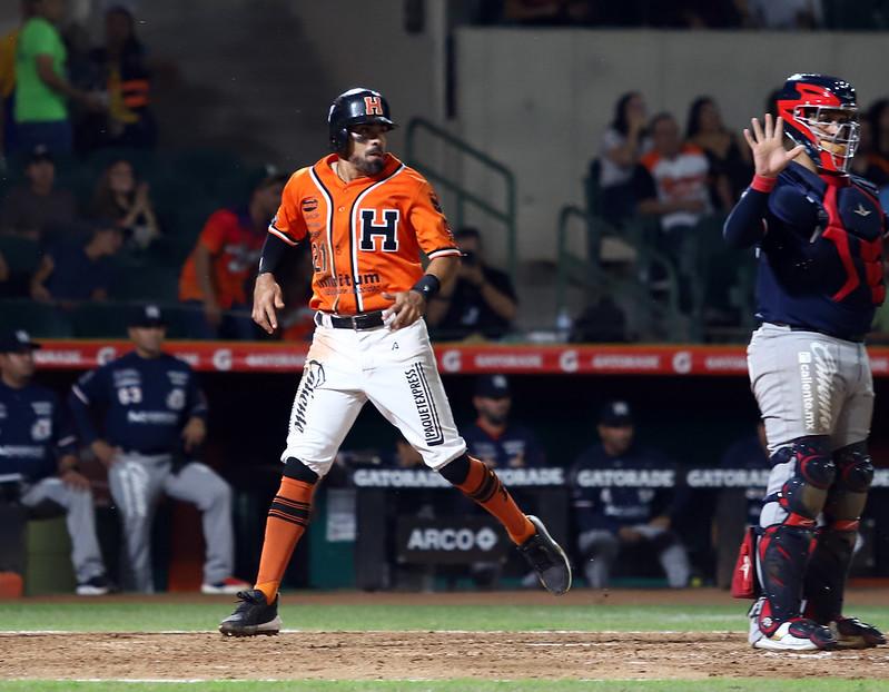 $!En el Día de Héctor Espino Naranjeros se impone a Águilas en el Sonora
