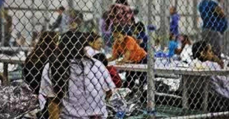 Niños centroamericanos en un centro de detención en Arizona.