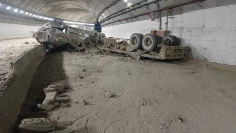 Tráiler vuelca en el túnel Baluarte de la Autopista Durango-Mazatlán