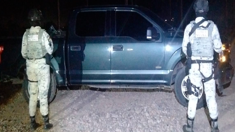 Elementos de la Guardia Nacional aseguraron un vehículo y armas en la sindicatura de Costa Rica.