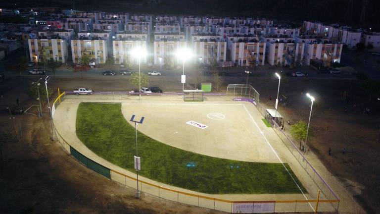 Digno luce el estadio de softbol femenil en la colonia Alturas del Sur.