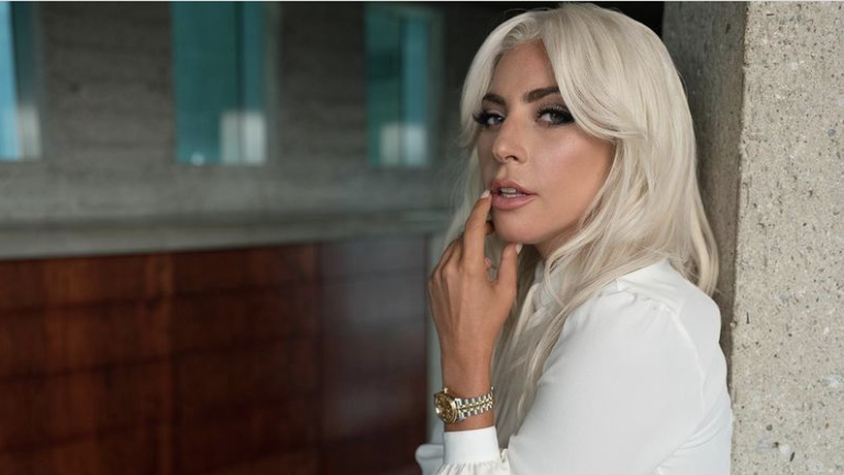 Lady Gaga recibe la llave de la ciudad de Hollywood y lanzará canciones de su disco Born This Way interpretadas por artistas LGBT+.