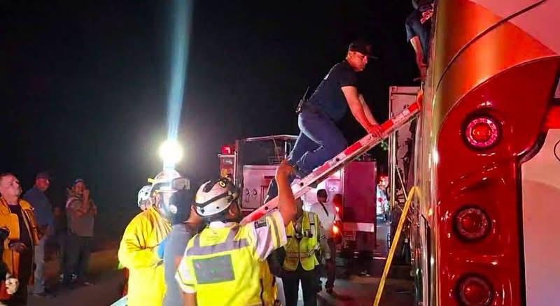 $!Camionazo en Sonora deja un chofer muerto y 39 lesionados; viajaban pasajeros de Guasave y Los Mochis