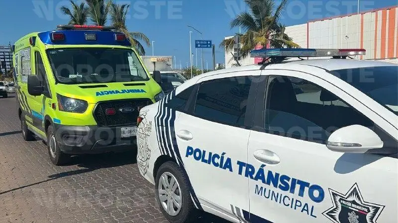 $!Vuelca automóvil tras fuerte choque en glorieta de la Marina Mazatlán
