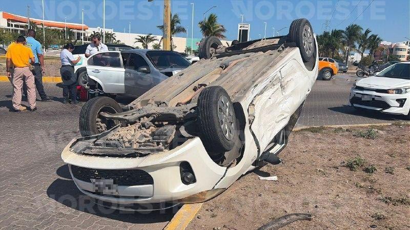 $!Vuelca automóvil tras fuerte choque en glorieta de la Marina Mazatlán