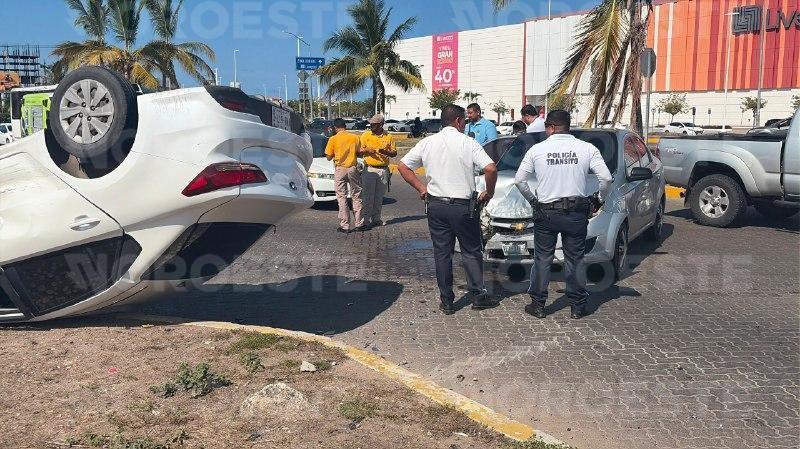 $!Vuelca automóvil tras fuerte choque en glorieta de la Marina Mazatlán