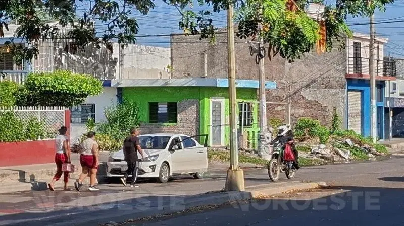 $!Con violencia, intentan despojar un auto en la Sánchez Celis, en Mazatlán