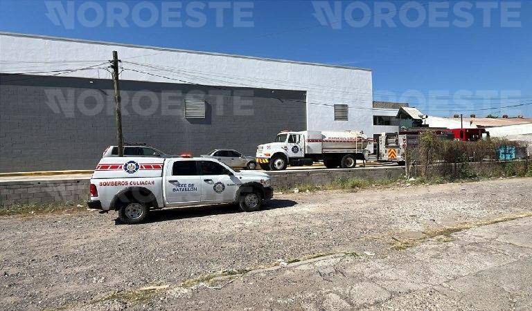 Conato de incendio en carpintería de Culiacán moviliza a bomberos; autoridades inspeccionan el taller