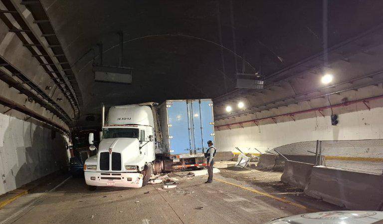 Carambola entre tres tráileres provoca caos vial en el Túnel El Carrizo II de la Durango–Mazatlán