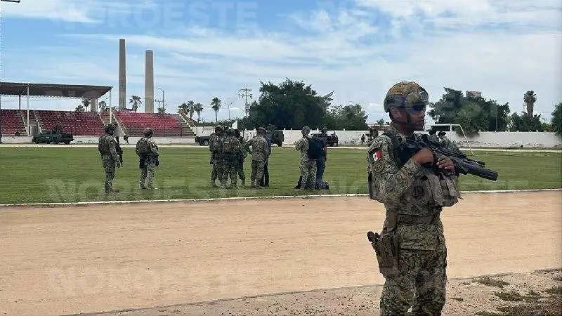 $!Sorprende despliegue militar en Navolato; Ejército moviliza a prensa nacional e internacional