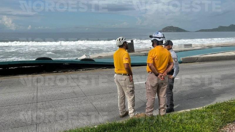 $!Colapsa nuevo tramo del malecón de Mazatlán por el fuerte oleaje