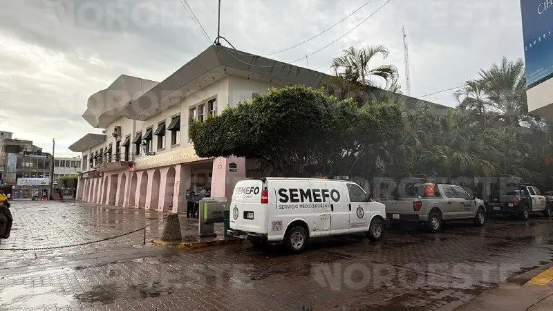 $!Dejan resto humano y mensaje afuera del Palacio Municipal de Mazatlán