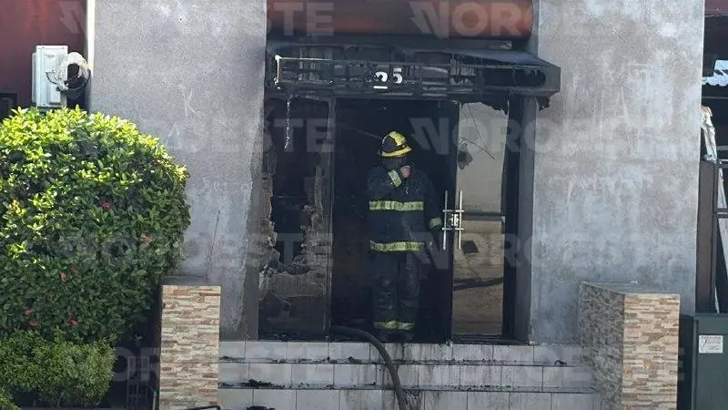 $!Encapuchados atacan e incendian una imprenta en el sector Los Pinos, en Culiacán