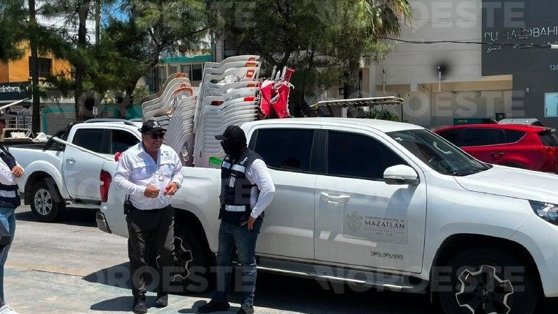 $!Realizan Semarnat y Profepa operativo de inspección de permisos en Playa Pinitos para liberar espacios públicos