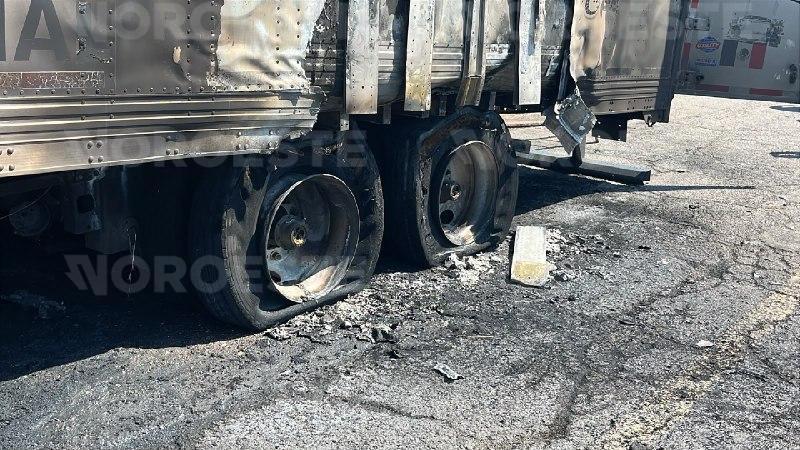 $!Se incendia tráiler cargado con leche evaporada en la carretera Culiacán-Eldorado