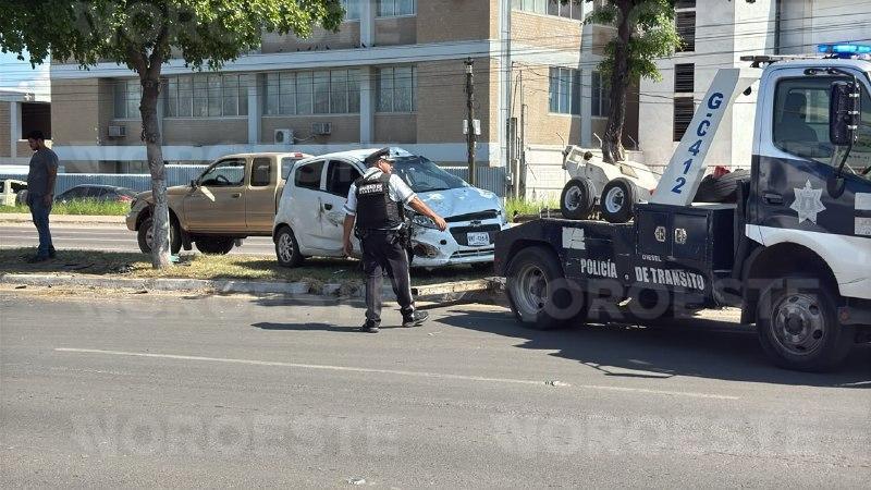 $!Vuelca automóvil frente a la Central de Abastos, en Culiacán; conductor resulta ileso