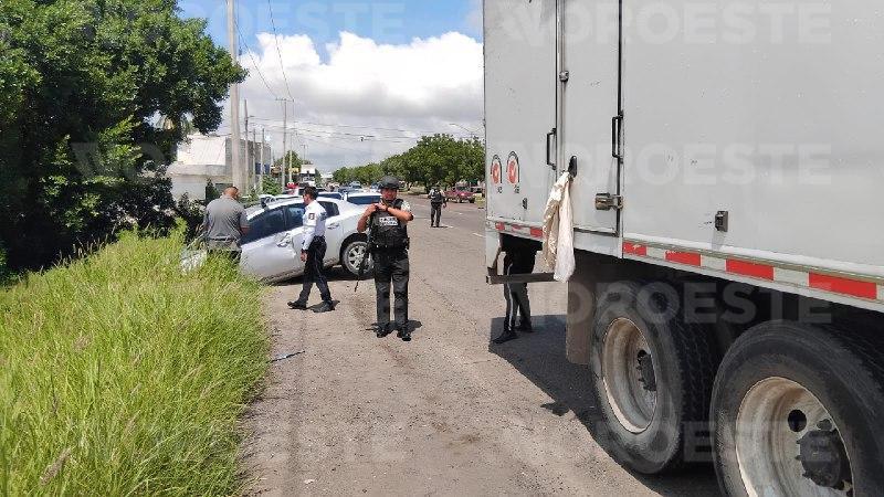 $!Auto se sale del camino tras chocar con camión en la carretera Internacional de Mazatlán